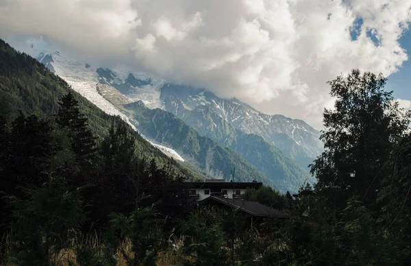 Κτίρια Στην Ομιχλώδη Βουνά Του Montblanc Υποβάθρου Άλπεις Σαμονί — Φωτογραφία Αρχείου