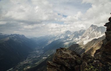 Chamonix gündüz, Fransa, dağlardan havadan görünümü