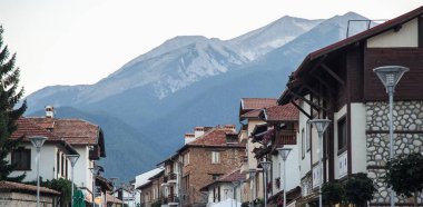 Geleneksel mimari görünümünü Dağları arka planda, Bansko, Bulgaristan