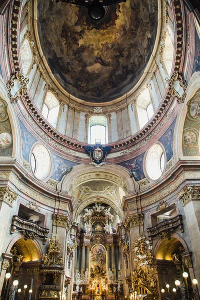 Στο Εσωτερικό Θέα Της Αρχαίας Εκκλησίας Μεγαλοπρεπή Φιγούρες Και Τοιχογραφίας — Φωτογραφία Αρχείου