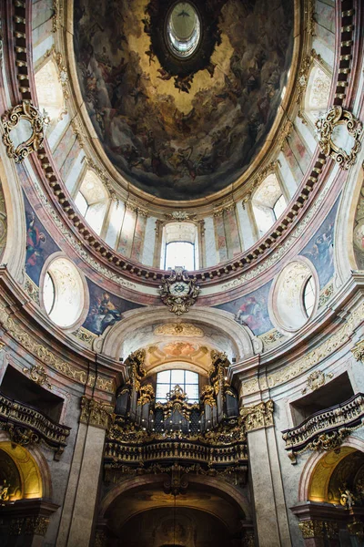 Στο Εσωτερικό Θέα Της Αρχαίας Εκκλησίας Μεγαλοπρεπή Φιγούρες Και Τοιχογραφίας — Φωτογραφία Αρχείου