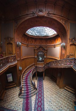 Lviv, Ukrayna eski binasında yaşlı ahşap merdiven görünümünü içinde