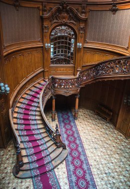 Lviv, Ukrayna eski binasında yaşlı ahşap merdiven görünümünü içinde