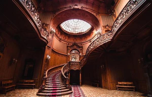 乌克兰利沃夫古建筑古老木制楼梯的内景 — 图库照片