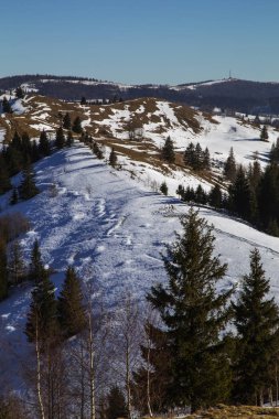 dağlar arka plan Yaremche, Ukrayna yakınındaki tepelerde kar görünümünü kaplı