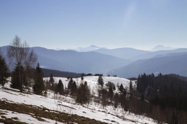 dağlar arka plan Yaremche, Ukrayna yakınındaki tepelerde kar görünümünü kaplı