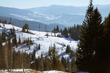dağlar arka plan Yaremche, Ukrayna yakınındaki tepelerde kar görünümünü kaplı