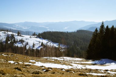 dağlar arka plan Yaremche, Ukrayna yakınındaki tepelerde kar görünümünü kaplı