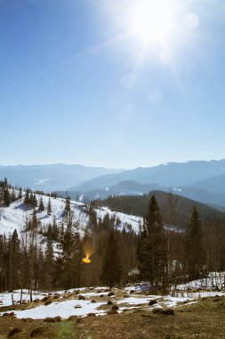 mavi gökyüzü arka plan, Yaremche Dağları ve parlak güneş doğal kış görünümü