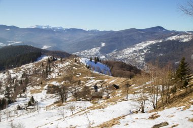 dağlar ve kar kış, Yaremche sonunda erime görünümü