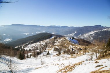 dağlar ve kar kış, Yaremche sonunda erime görünümü