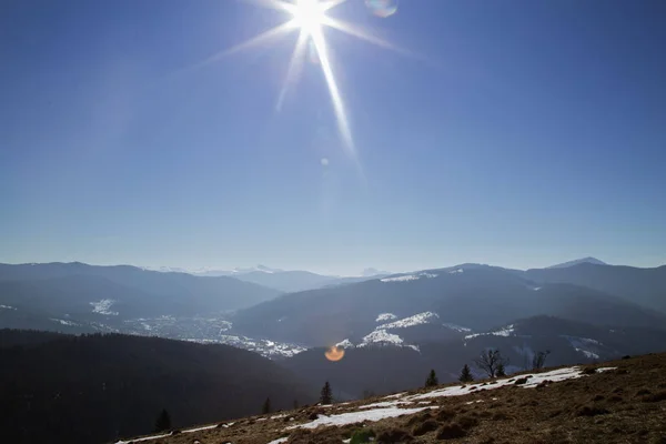 Vista Panorámica Invierno Las Montañas Sol Brillante Fondo Del Cielo — Foto de Stock