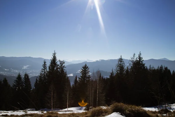 Vista Panorámica Invierno Las Montañas Sol Brillante Fondo Del Cielo — Foto de Stock