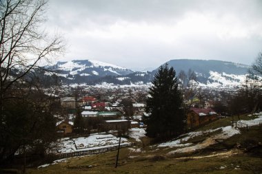 dağlar ve ormanlar kış sezonu çevrili olan Verhovyna köyünün havadan görünümü  