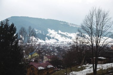 dağlar ve ormanlar kış sezonu çevrili olan Verhovyna köyünün havadan görünümü  