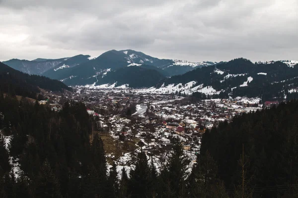 Luftaufnahme Von Verhovyna Dorf Umgeben Von Bergen Der Wintersaison — Stockfoto