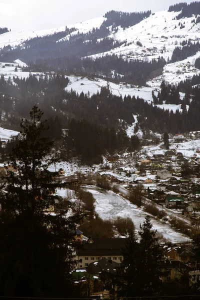 Vista Aérea Aldeia Verhovyna Cercada Por Montanhas Estação Inverno — Fotografia de Stock