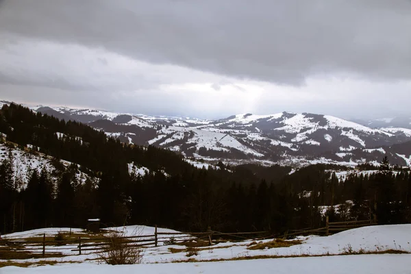 Vista Las Montañas Temporada Invierno Cerca Del Pueblo Verhovyna — Foto de Stock