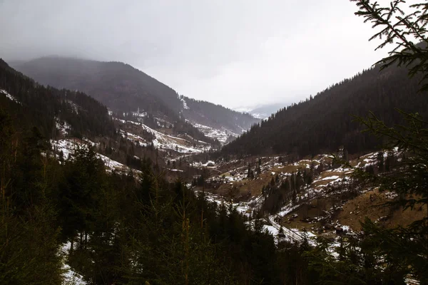 Letecký Pohled Verhovyna Vesnice Obklopené Horami Zimní Sezóně — Stock fotografie