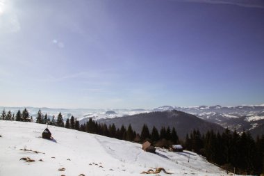 Verhovyna Köyü'nde tepelerde Ukraynalı geleneksel mimarisinin görünümü