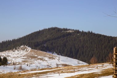 Gündüz, Verhovyna, karla kaplı alanlarının görünümü