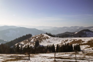 Gündüz, Verhovyna, karla kaplı tepelerin görünümünü