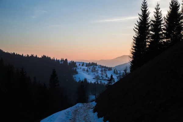 日出时维霍维纳附近的风景秀丽的山脉 — 图库照片