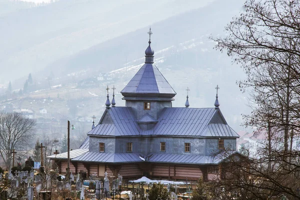 Ahşap Kilise Kış Sezonu Yaremche Köyü Nde Mezarlık Görünümü — Stok fotoğraf