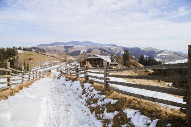 tepeler Verhovyna köyü yakınındaki görünümü kar kaplı