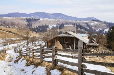 tepeler Verhovyna köyü yakınındaki görünümü kar kaplı