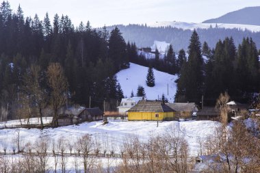 tepeler Verhovyna köyü yakınındaki görünümü kar kaplı