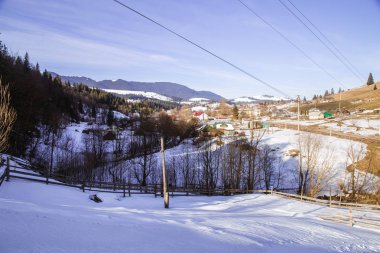 tepeler Verhovyna köyü yakınındaki görünümü kar kaplı