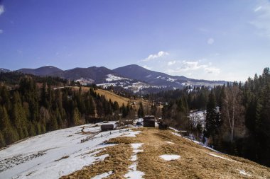 tepeler Verhovyna köyü yakınındaki görünümü kar kaplı