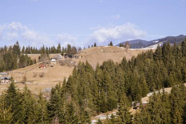 tepeler Verhovyna köyü yakınındaki görünümü kar kaplı