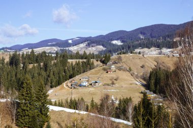 tepeler Verhovyna köyü yakınındaki görünümü kar kaplı