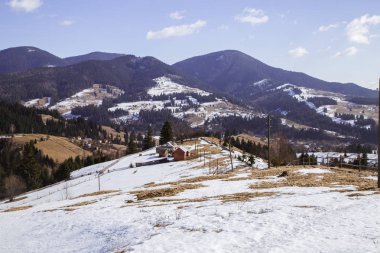 tepeler Verhovyna köyü yakınındaki görünümü kar kaplı