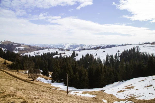 Vista Las Colinas Cubiertas Nieve Cerca Del Pueblo Verhovyna — Foto de Stock