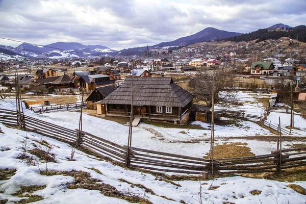 Προβολή Του Χιονιού Που Καλύπτει Λόφους Κοντά Στο Χωριό Verhovyna — Φωτογραφία Αρχείου