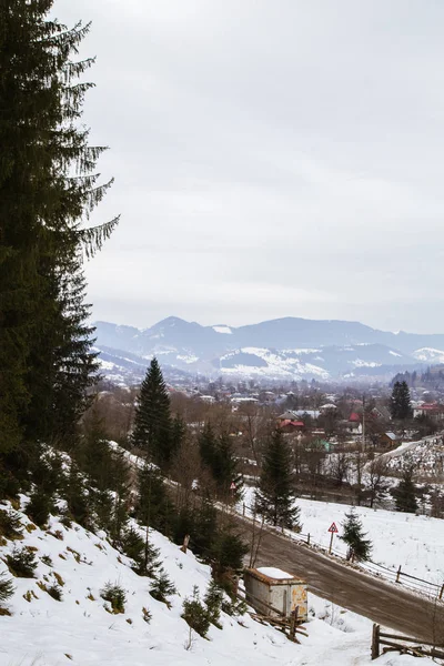 Pohled Sněhu Zahrnuty Kopci Nedaleko Vesnice Verhovyna — Stock fotografie