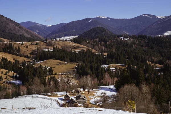 Vista Las Colinas Cubiertas Nieve Cerca Del Pueblo Verhovyna — Foto de Stock