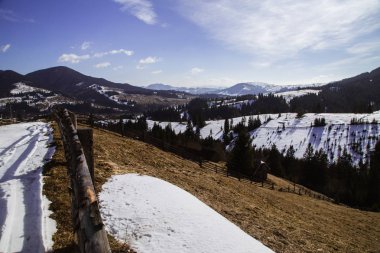 tepeler Verhovyna köyü yakınındaki görünümü kar kaplı