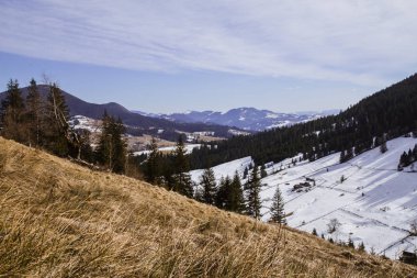 tepeler Verhovyna köyü yakınındaki görünümü kar kaplı