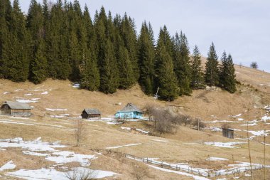 tepeler Verhovyna köyü yakınındaki görünümü kar kaplı