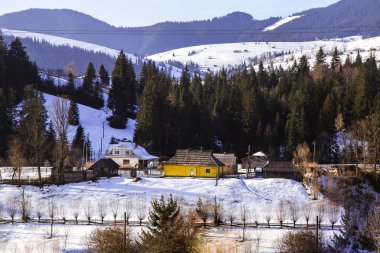 tepeler Verhovyna köyü yakınındaki görünümü kar kaplı
