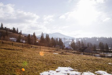 tepeler Verhovyna köyü yakınındaki görünümü kar kaplı