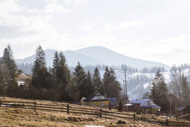 tepeler Verhovyna köyü yakınındaki görünümü kar kaplı