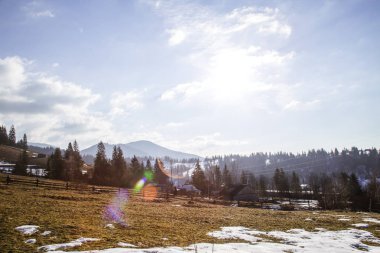 tepeler Verhovyna köyü yakınındaki görünümü kar kaplı