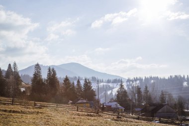 tepeler Verhovyna köyü yakınındaki görünümü kar kaplı