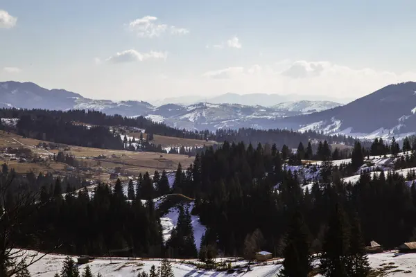 Vista Las Colinas Cubiertas Nieve Cerca Del Pueblo Verhovyna — Foto de Stock