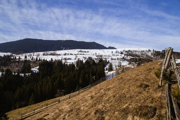 tepeler Verhovyna köyü yakınındaki görünümü kar kaplı